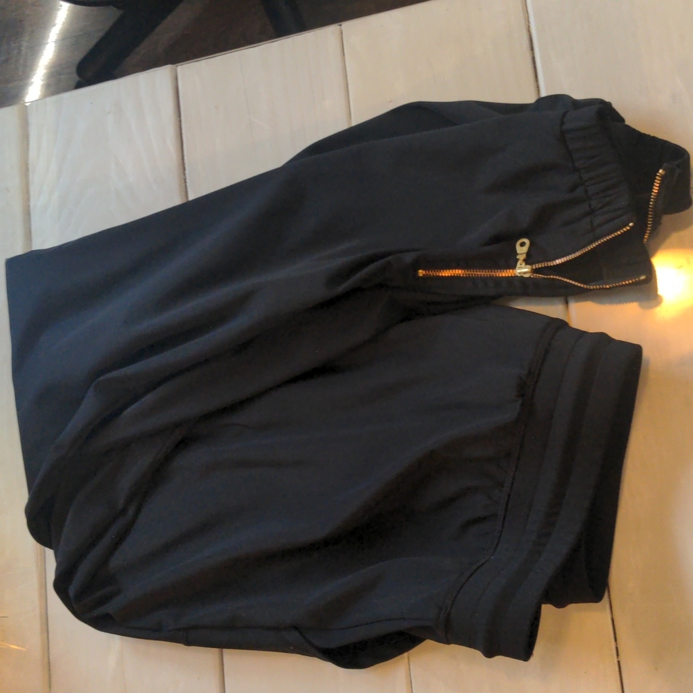 Zyia - L - Gold Zipper Joggers